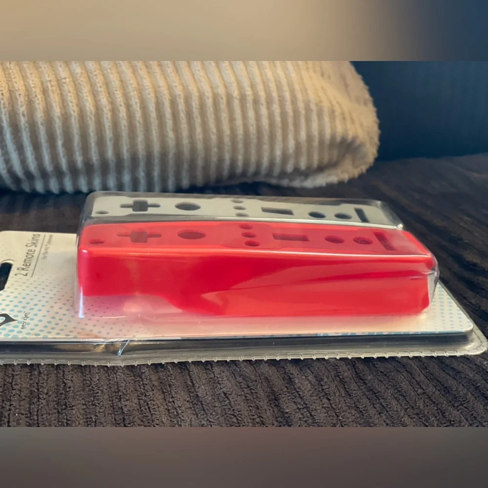 Nintendo Wii Remote Sleeve Set — Black and Red - Picture 6 of 10